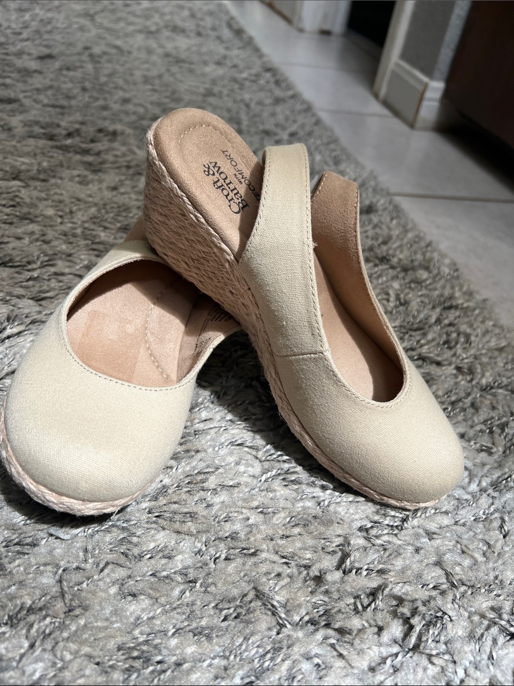 Croft and Barrow Cream Espadrille Wedge Slip-On Sandals, brand new!